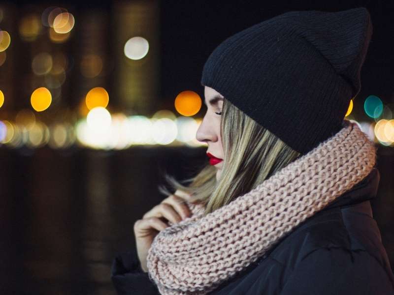 Memadukan Scarf Leher Wanita dengan Gaya Kekinian